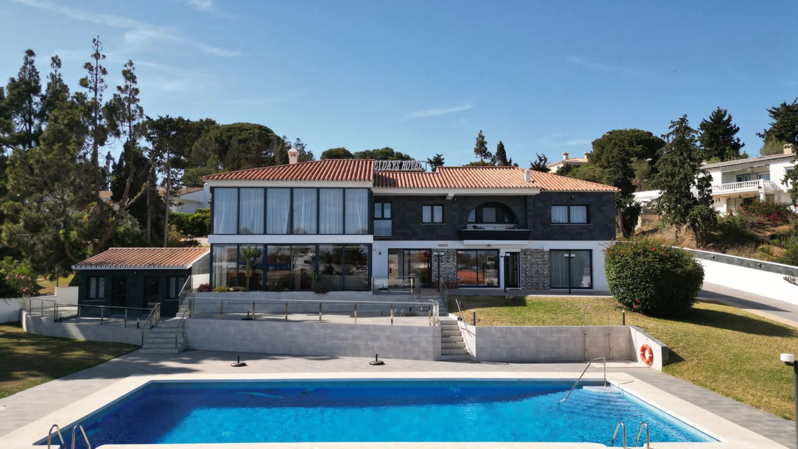 We are thrilled to present a remarkable investment opportunity: a magnificent villa converted into a boutique hotel with tourist licence, just 50 meters from the beach. This property features 16 soundproofed, en-suite rooms, all fully equipped and recentl