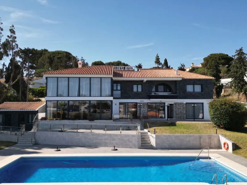 We are thrilled to present a remarkable investment opportunity: a magnificent villa converted into a boutique hotel with tourist licence, just 50 meters from the beach. This property features 16 soundproofed, en-suite rooms, all fully equipped and recentl