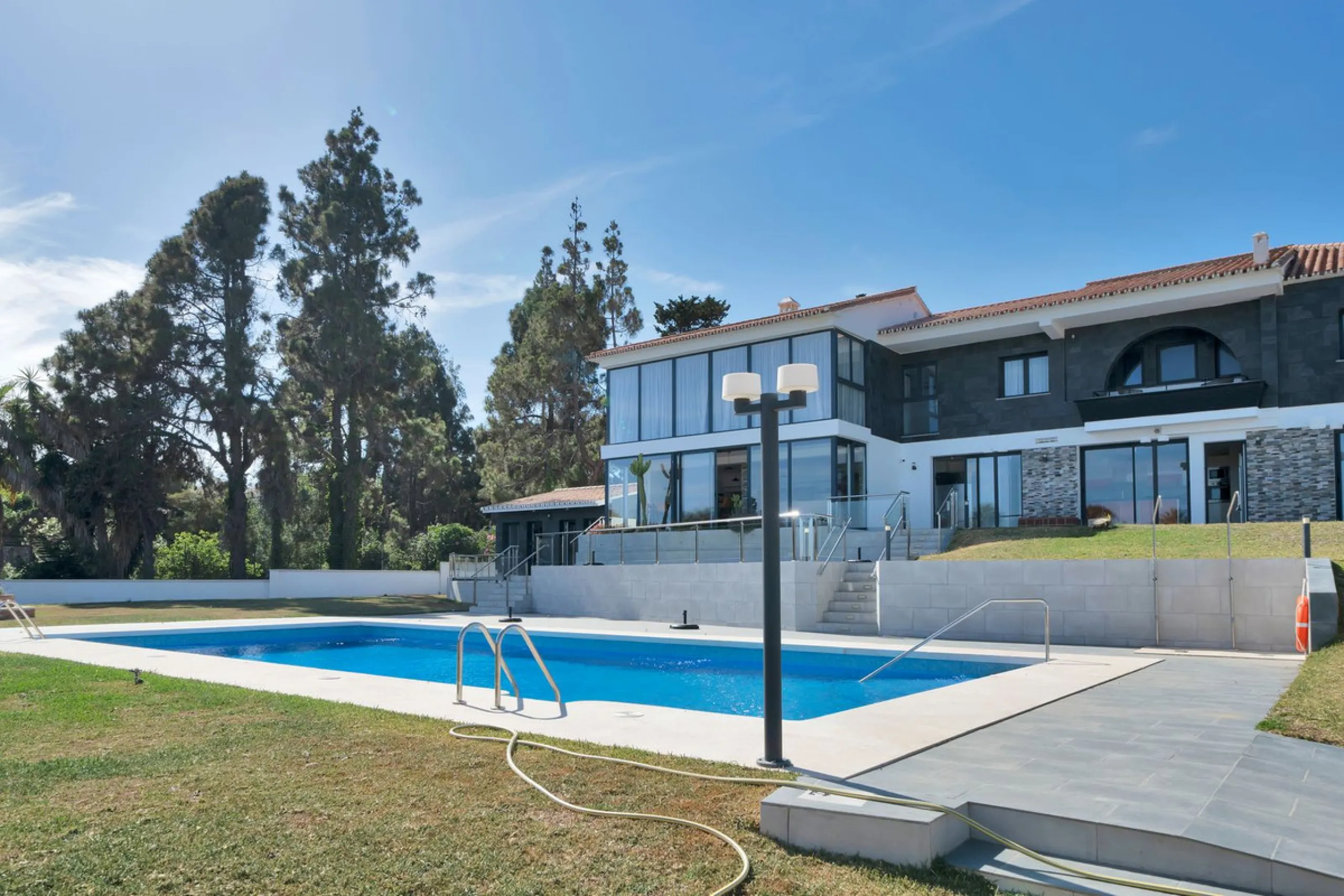 We are thrilled to present a remarkable investment opportunity: a magnificent villa converted into a boutique hotel with tourist licence, just 50 meters from the beach. This property features 16 soundproofed, en-suite rooms, all fully equipped and recentl