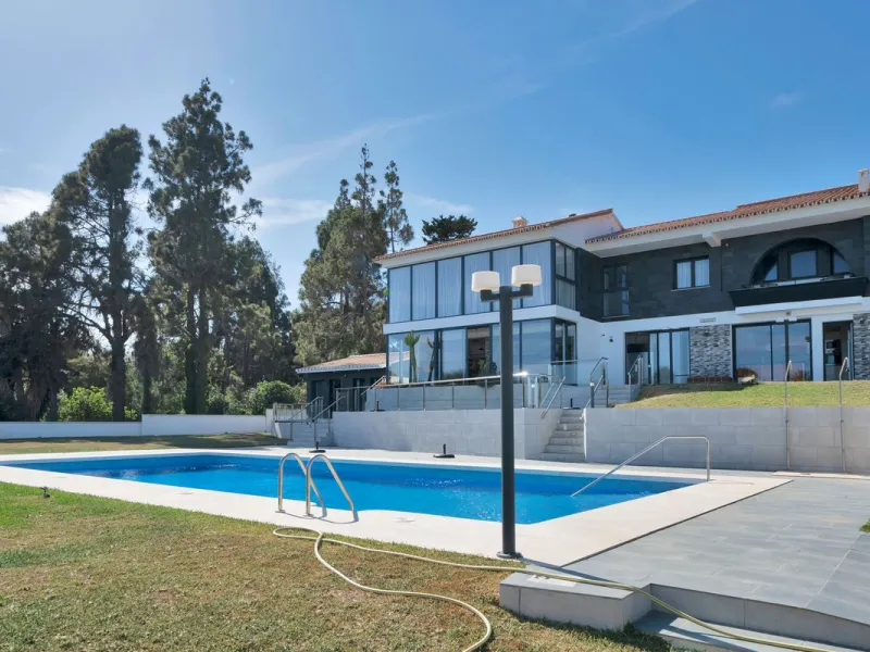 We are thrilled to present a remarkable investment opportunity: a magnificent villa converted into a boutique hotel with tourist licence, just 50 meters from the beach. This property features 16 soundproofed, en-suite rooms, all fully equipped and recentl