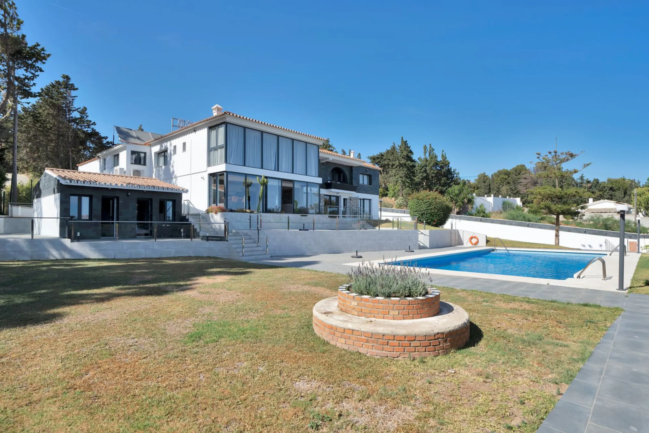 We are thrilled to present a remarkable investment opportunity: a magnificent villa converted into a boutique hotel with tourist licence, just 50 meters from the beach. This property features 16 soundproofed, en-suite rooms, all fully equipped and recentl