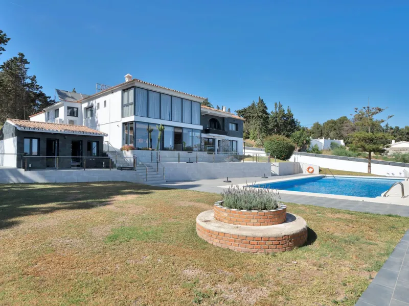 We are thrilled to present a remarkable investment opportunity: a magnificent villa converted into a boutique hotel with tourist licence, just 50 meters from the beach. This property features 16 soundproofed, en-suite rooms, all fully equipped and recentl