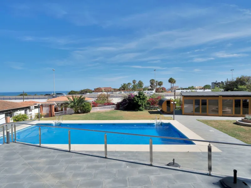 We are thrilled to present a remarkable investment opportunity: a magnificent villa converted into a boutique hotel with tourist licence, just 50 meters from the beach. This property features 16 soundproofed, en-suite rooms, all fully equipped and recentl