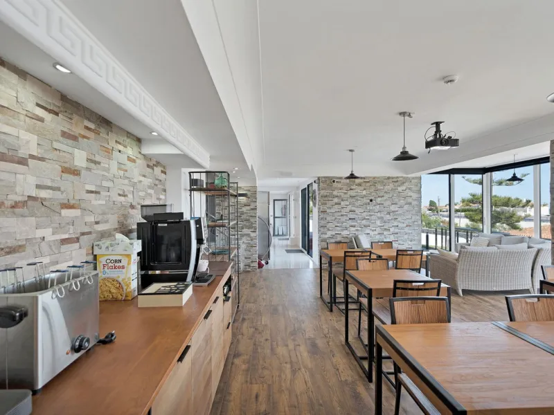We are thrilled to present a remarkable investment opportunity: a magnificent villa converted into a boutique hotel with tourist licence, just 50 meters from the beach. This property features 16 soundproofed, en-suite rooms, all fully equipped and recentl