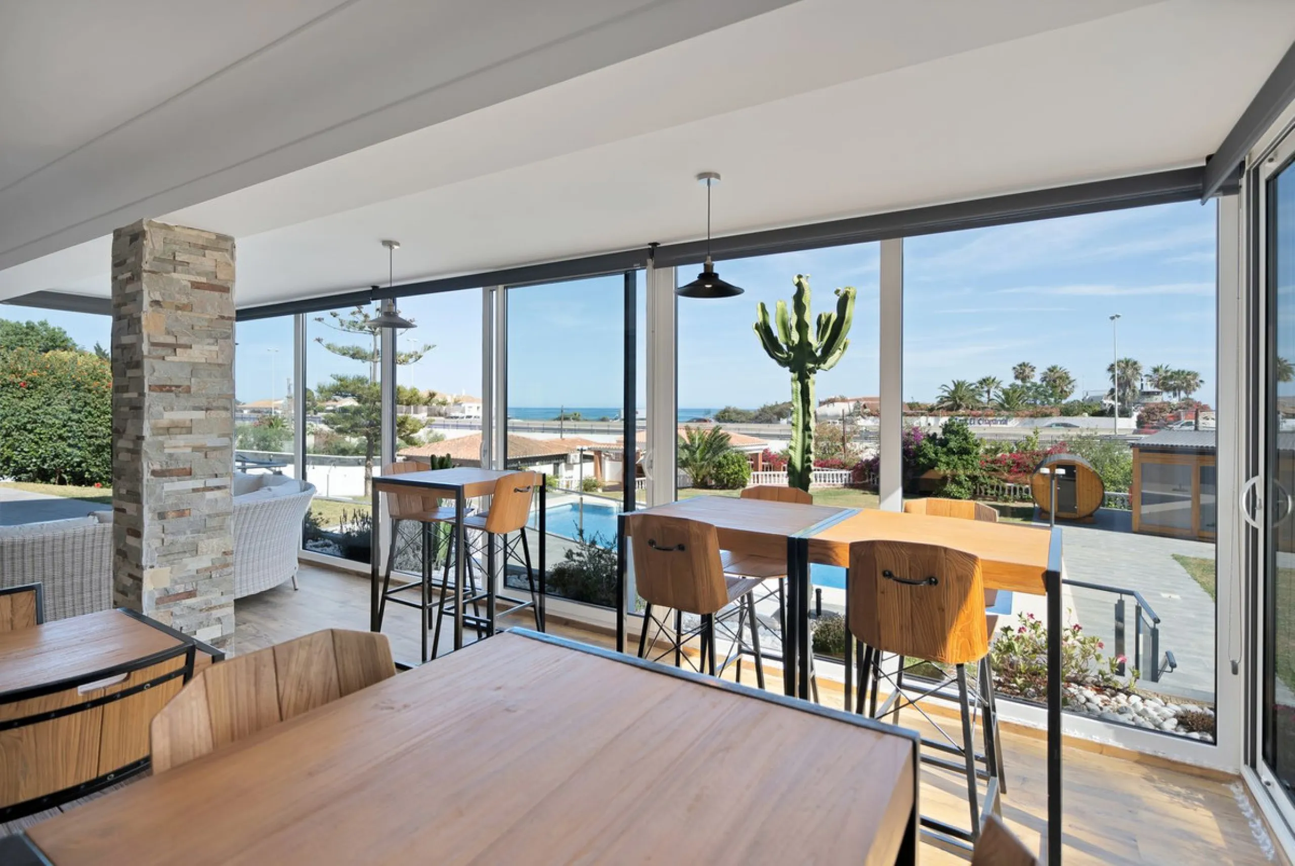 We are thrilled to present a remarkable investment opportunity: a magnificent villa converted into a boutique hotel with tourist licence, just 50 meters from the beach. This property features 16 soundproofed, en-suite rooms, all fully equipped and recentl