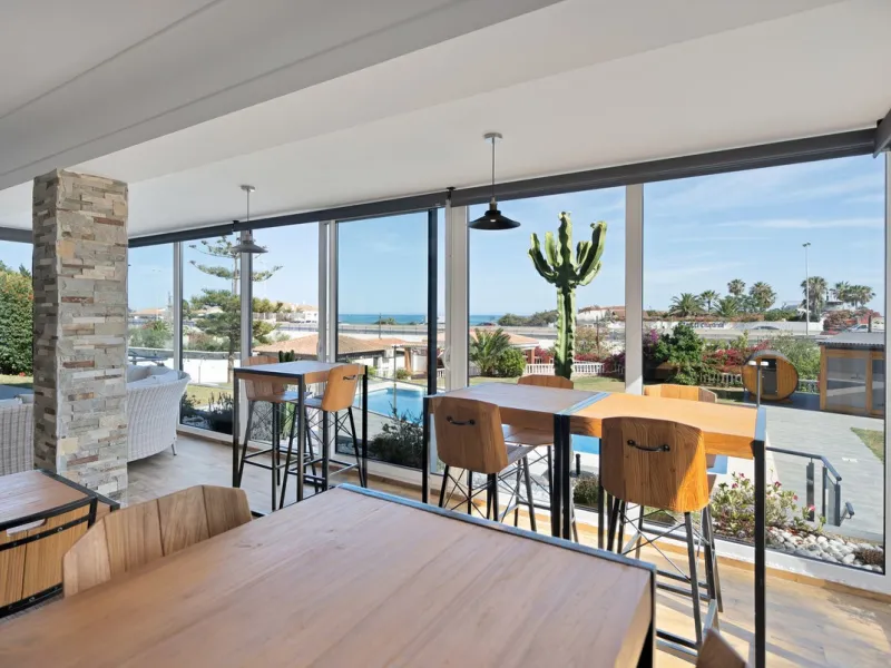 We are thrilled to present a remarkable investment opportunity: a magnificent villa converted into a boutique hotel with tourist licence, just 50 meters from the beach. This property features 16 soundproofed, en-suite rooms, all fully equipped and recentl