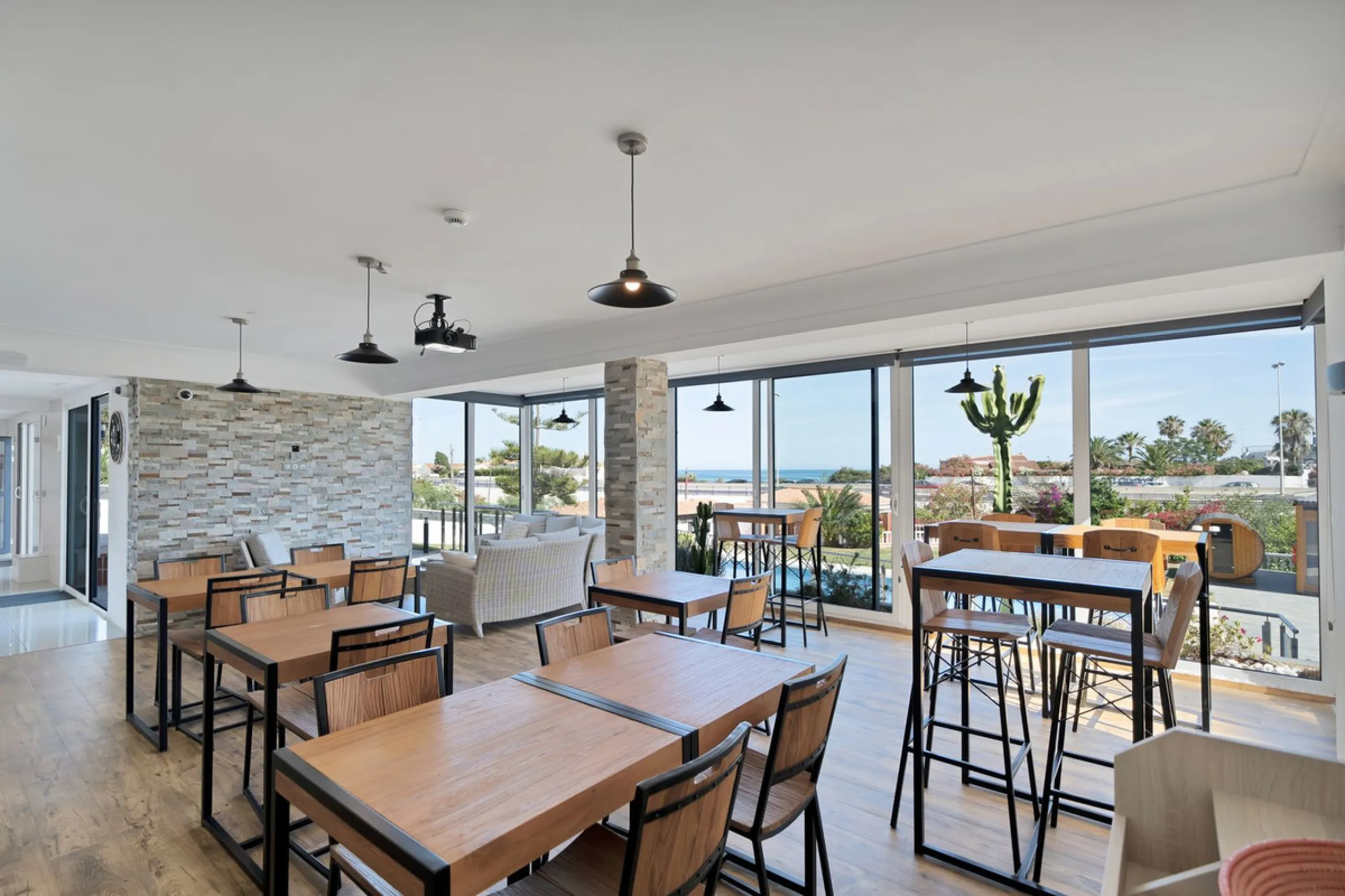 We are thrilled to present a remarkable investment opportunity: a magnificent villa converted into a boutique hotel with tourist licence, just 50 meters from the beach. This property features 16 soundproofed, en-suite rooms, all fully equipped and recentl