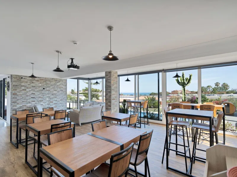 We are thrilled to present a remarkable investment opportunity: a magnificent villa converted into a boutique hotel with tourist licence, just 50 meters from the beach. This property features 16 soundproofed, en-suite rooms, all fully equipped and recentl