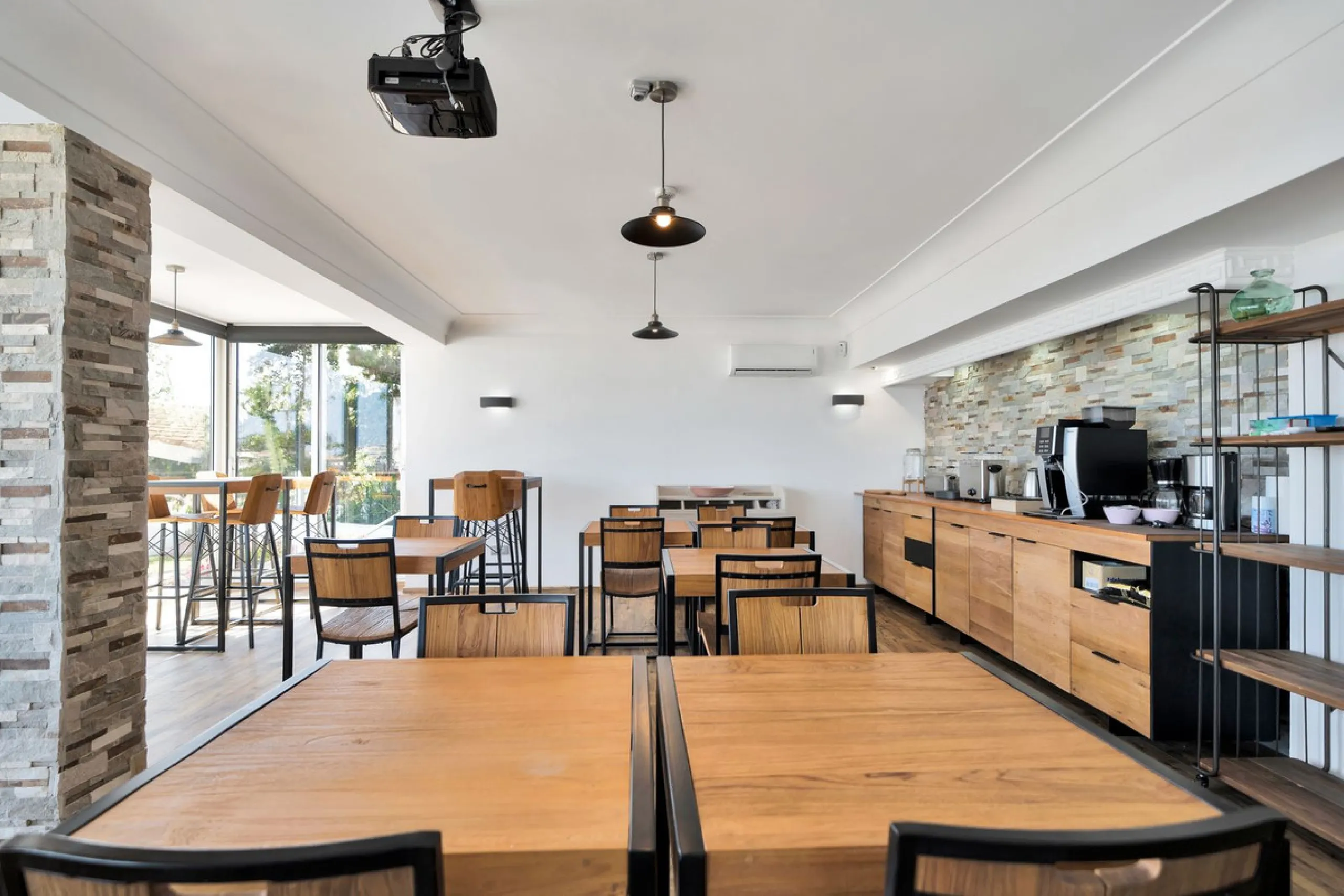 We are thrilled to present a remarkable investment opportunity: a magnificent villa converted into a boutique hotel with tourist licence, just 50 meters from the beach. This property features 16 soundproofed, en-suite rooms, all fully equipped and recentl