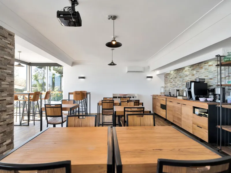 We are thrilled to present a remarkable investment opportunity: a magnificent villa converted into a boutique hotel with tourist licence, just 50 meters from the beach. This property features 16 soundproofed, en-suite rooms, all fully equipped and recentl