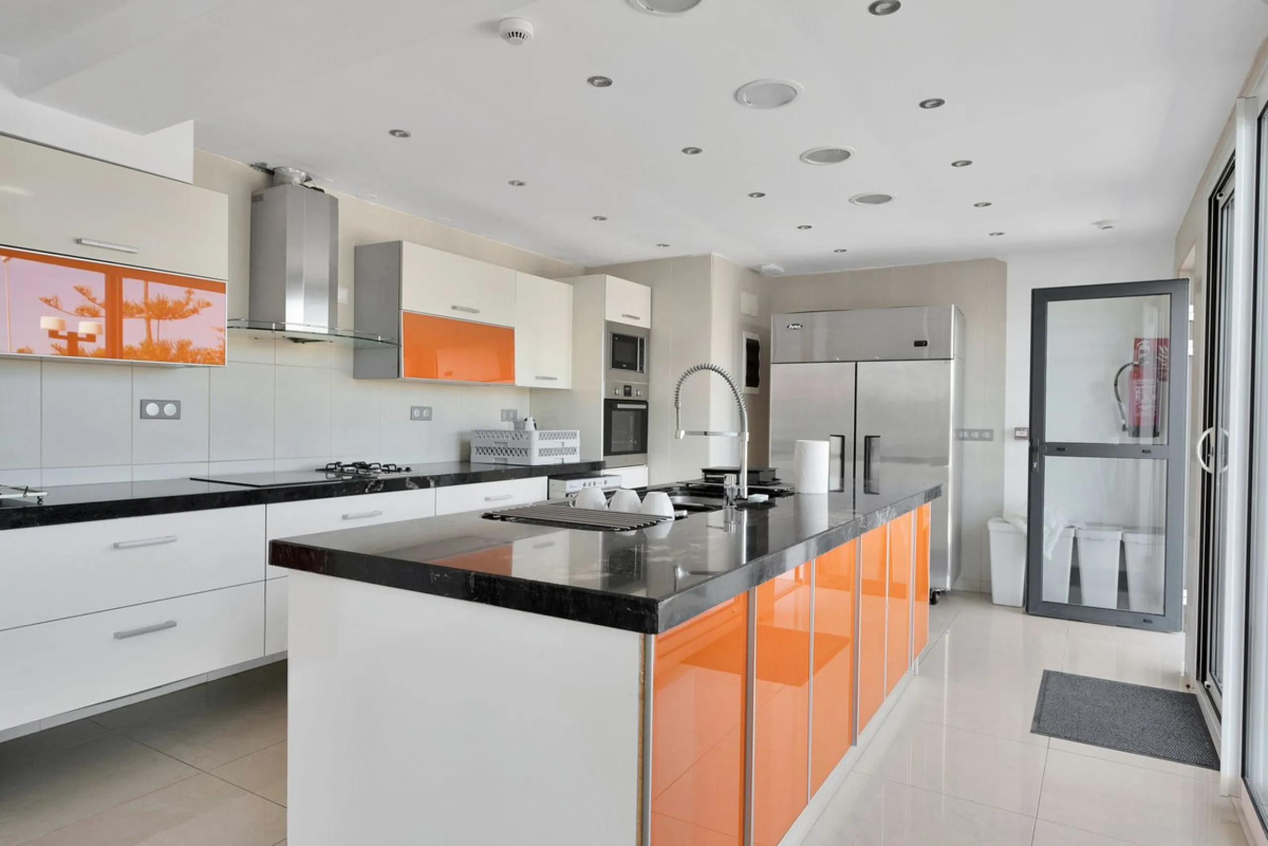 We are thrilled to present a remarkable investment opportunity: a magnificent villa converted into a boutique hotel with tourist licence, just 50 meters from the beach. This property features 16 soundproofed, en-suite rooms, all fully equipped and recentl