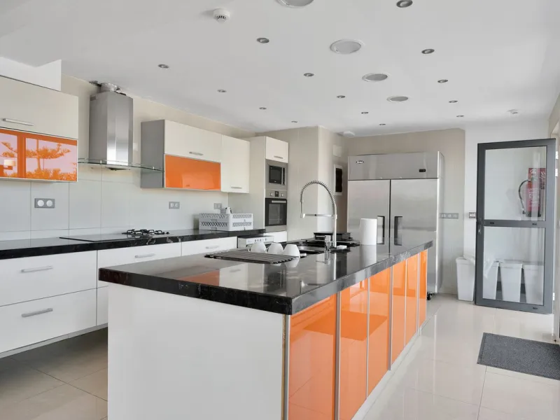 We are thrilled to present a remarkable investment opportunity: a magnificent villa converted into a boutique hotel with tourist licence, just 50 meters from the beach. This property features 16 soundproofed, en-suite rooms, all fully equipped and recentl