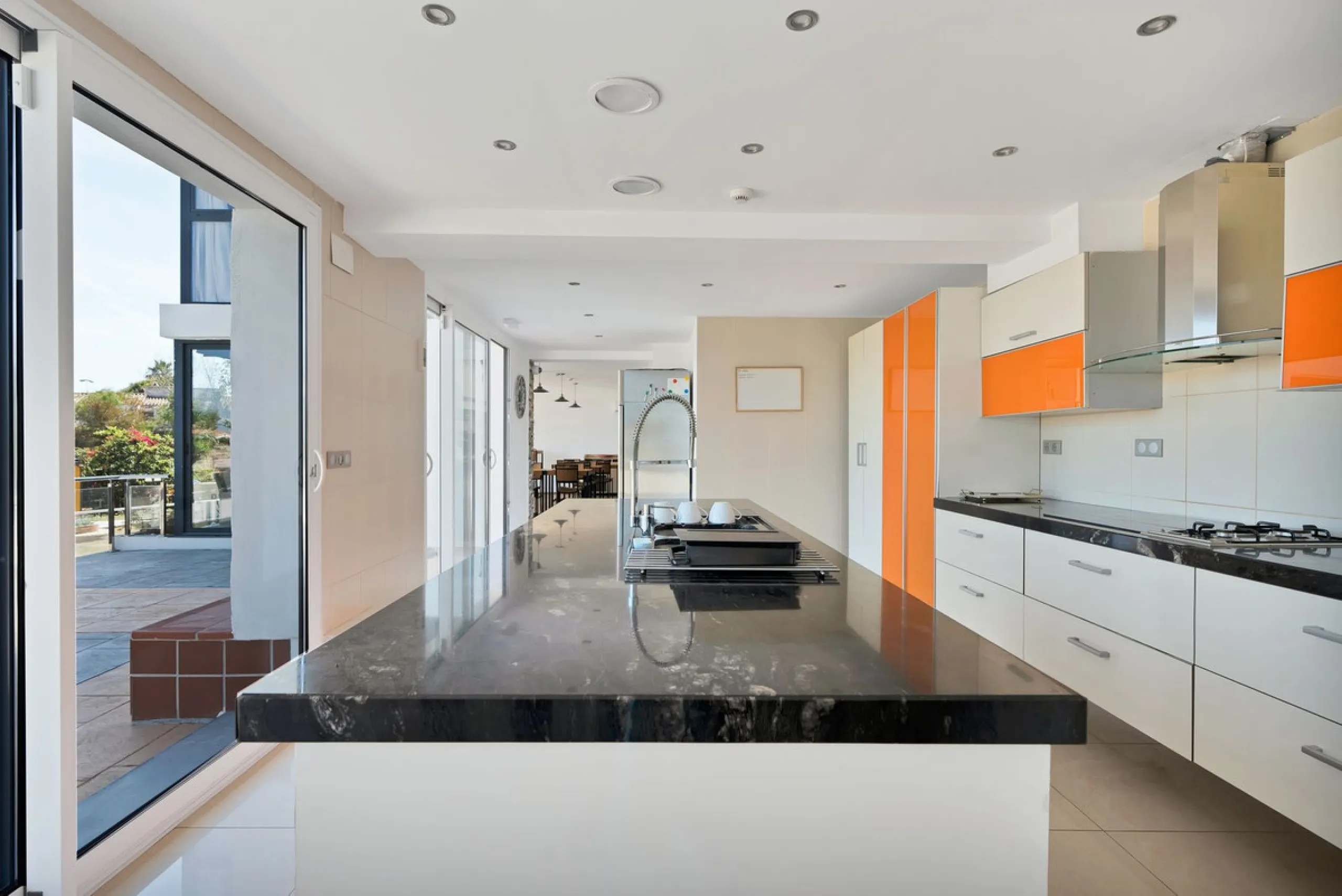 We are thrilled to present a remarkable investment opportunity: a magnificent villa converted into a boutique hotel with tourist licence, just 50 meters from the beach. This property features 16 soundproofed, en-suite rooms, all fully equipped and recentl