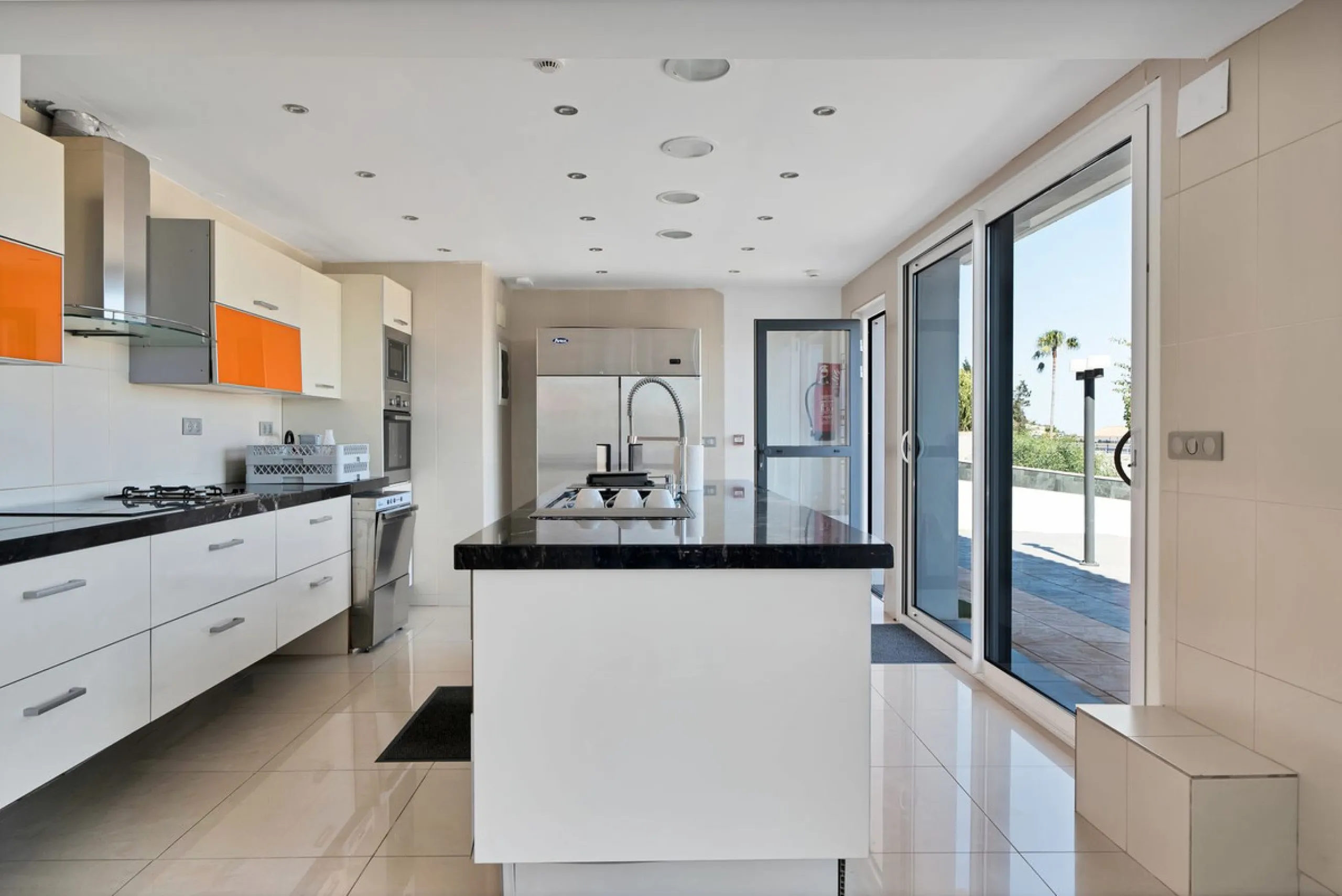 We are thrilled to present a remarkable investment opportunity: a magnificent villa converted into a boutique hotel with tourist licence, just 50 meters from the beach. This property features 16 soundproofed, en-suite rooms, all fully equipped and recentl