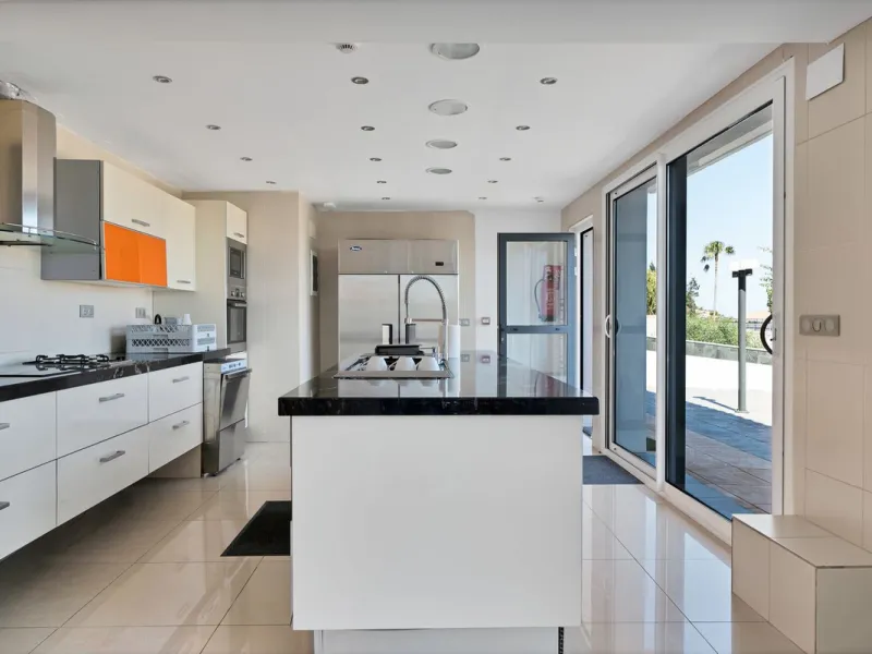 We are thrilled to present a remarkable investment opportunity: a magnificent villa converted into a boutique hotel with tourist licence, just 50 meters from the beach. This property features 16 soundproofed, en-suite rooms, all fully equipped and recentl