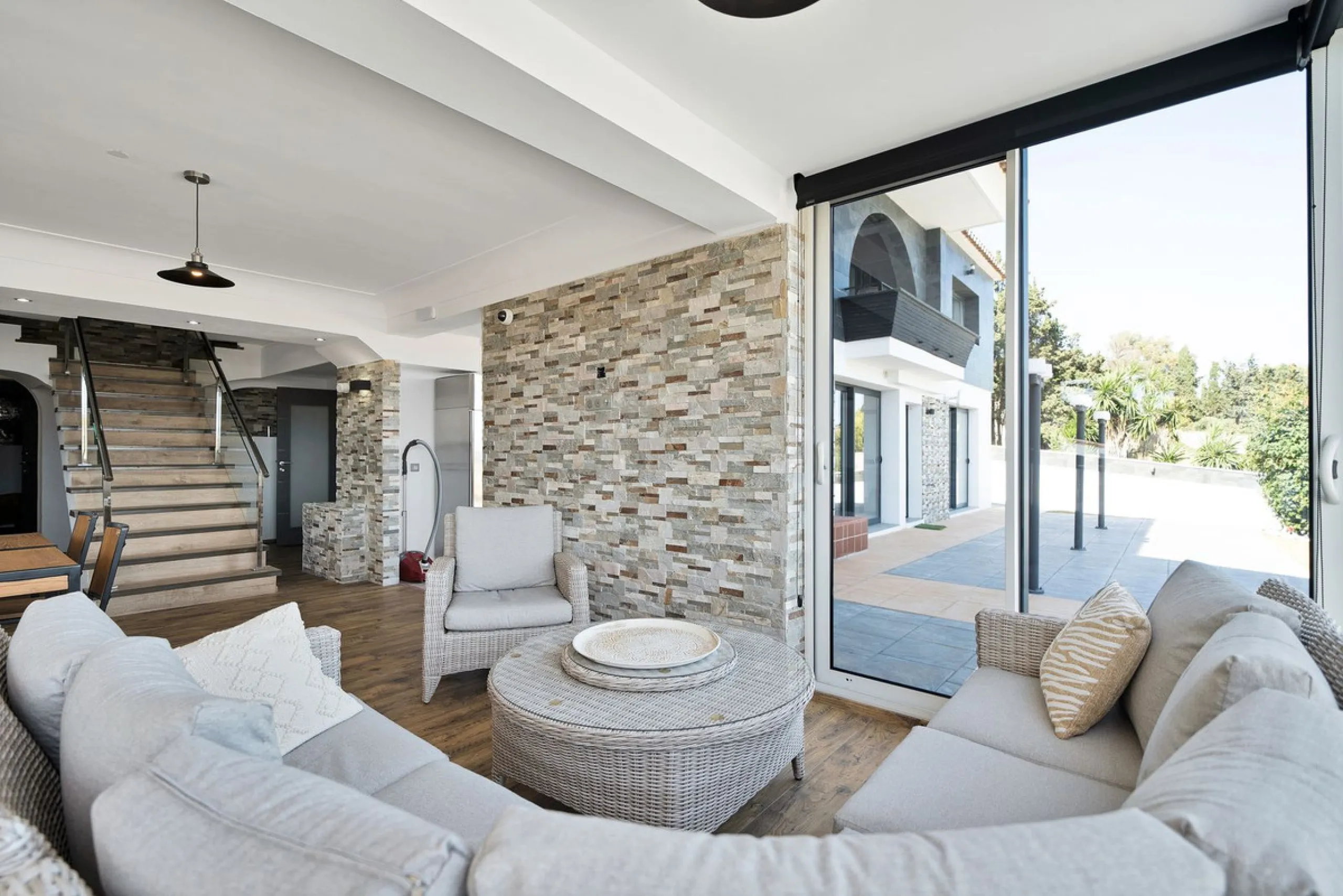 We are thrilled to present a remarkable investment opportunity: a magnificent villa converted into a boutique hotel with tourist licence, just 50 meters from the beach. This property features 16 soundproofed, en-suite rooms, all fully equipped and recentl