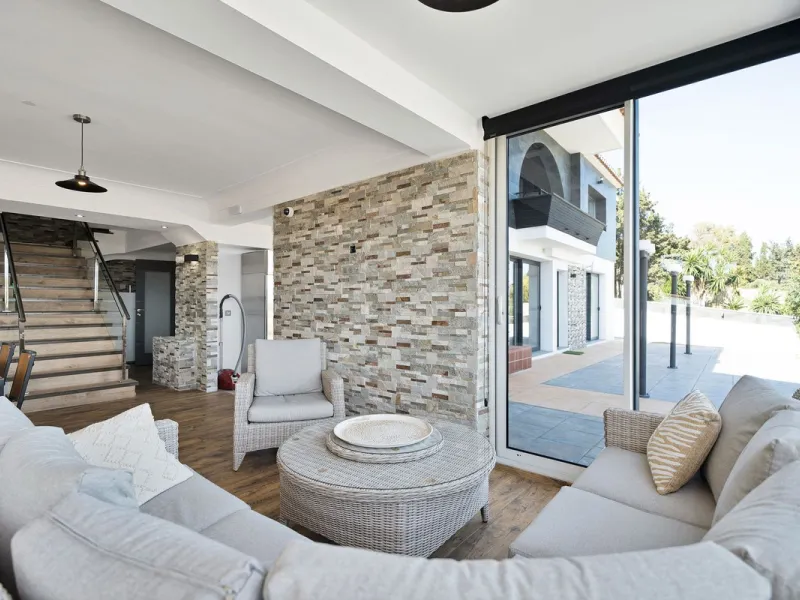 We are thrilled to present a remarkable investment opportunity: a magnificent villa converted into a boutique hotel with tourist licence, just 50 meters from the beach. This property features 16 soundproofed, en-suite rooms, all fully equipped and recentl
