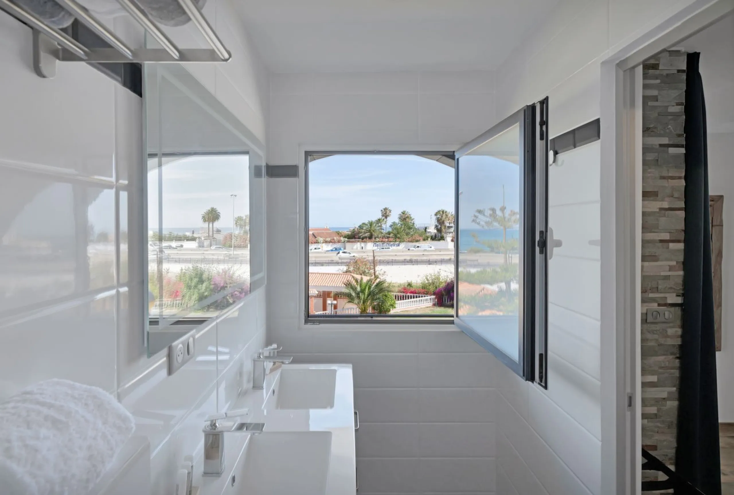 We are thrilled to present a remarkable investment opportunity: a magnificent villa converted into a boutique hotel with tourist licence, just 50 meters from the beach. This property features 16 soundproofed, en-suite rooms, all fully equipped and recentl