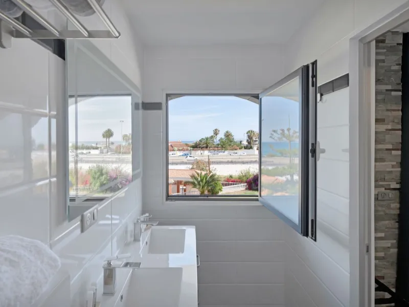 We are thrilled to present a remarkable investment opportunity: a magnificent villa converted into a boutique hotel with tourist licence, just 50 meters from the beach. This property features 16 soundproofed, en-suite rooms, all fully equipped and recentl