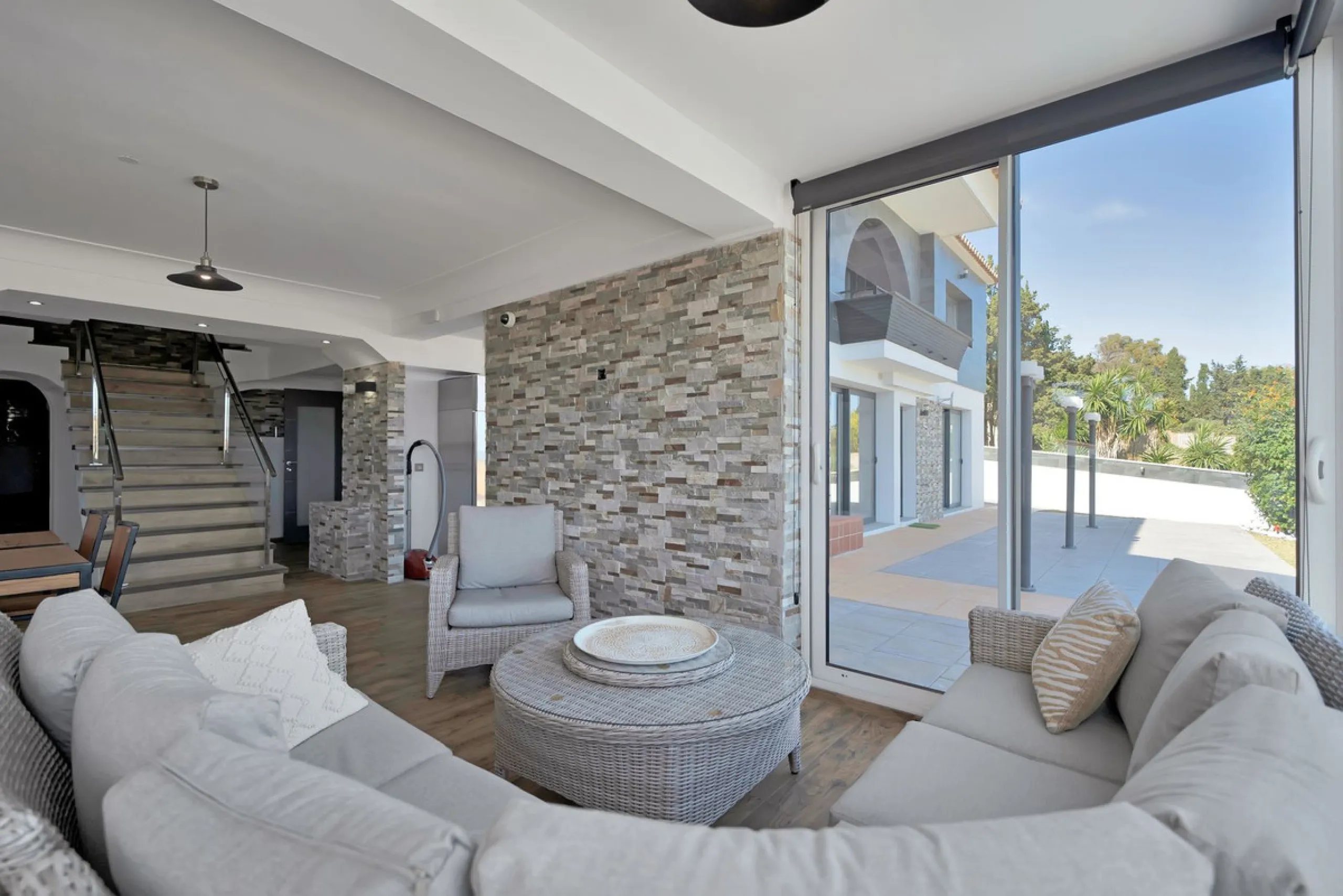 We are thrilled to present a remarkable investment opportunity: a magnificent villa converted into a boutique hotel with tourist licence, just 50 meters from the beach. This property features 16 soundproofed, en-suite rooms, all fully equipped and recentl