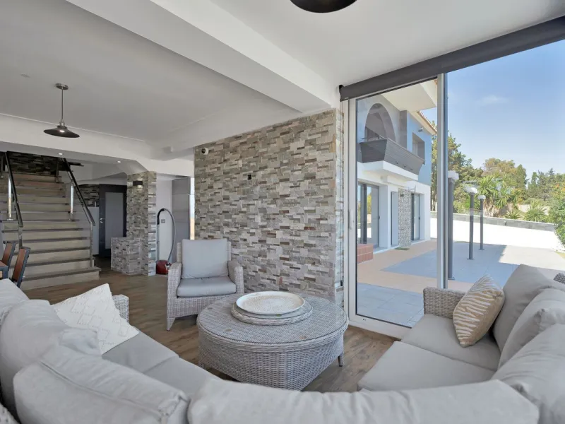 We are thrilled to present a remarkable investment opportunity: a magnificent villa converted into a boutique hotel with tourist licence, just 50 meters from the beach. This property features 16 soundproofed, en-suite rooms, all fully equipped and recentl