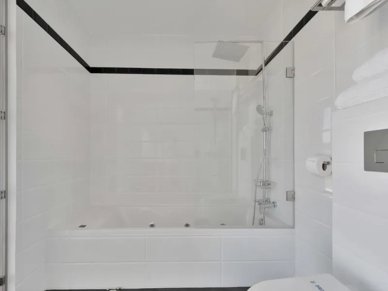We are thrilled to present a remarkable investment opportunity: a magnificent villa converted into a boutique hotel with tourist licence, just 50 meters from the beach. This property features 16 soundproofed, en-suite rooms, all fully equipped and recentl