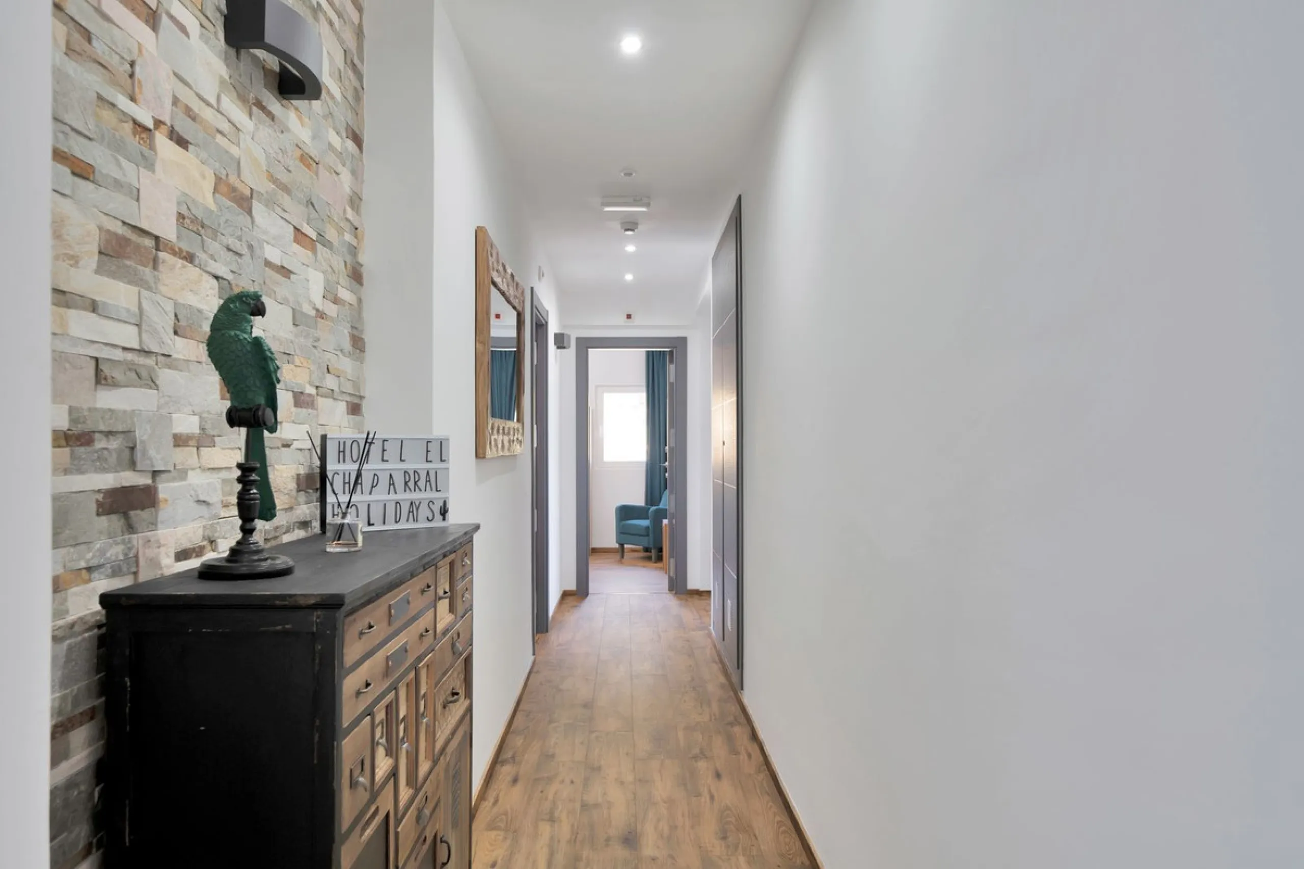 We are thrilled to present a remarkable investment opportunity: a magnificent villa converted into a boutique hotel with tourist licence, just 50 meters from the beach. This property features 16 soundproofed, en-suite rooms, all fully equipped and recentl