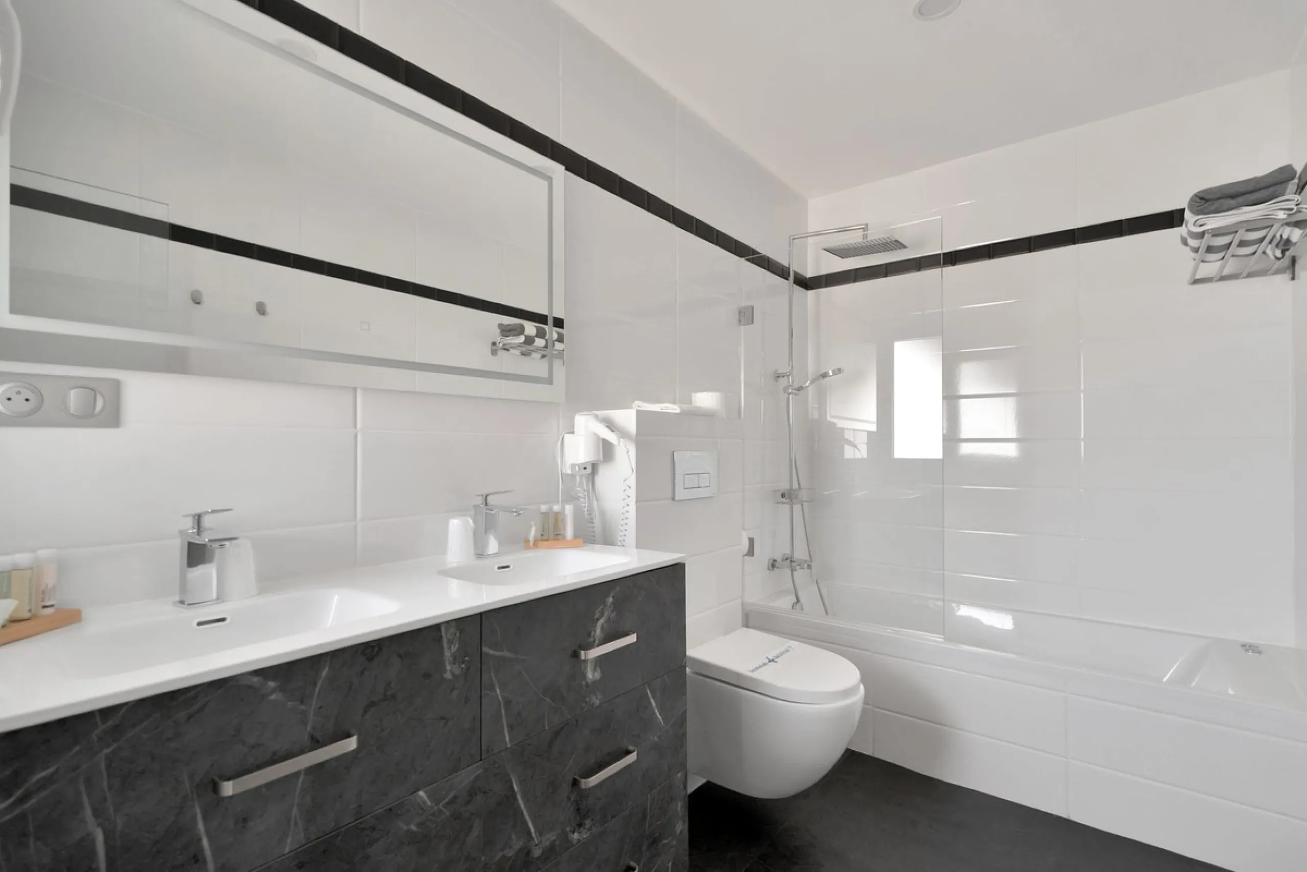 We are thrilled to present a remarkable investment opportunity: a magnificent villa converted into a boutique hotel with tourist licence, just 50 meters from the beach. This property features 16 soundproofed, en-suite rooms, all fully equipped and recentl