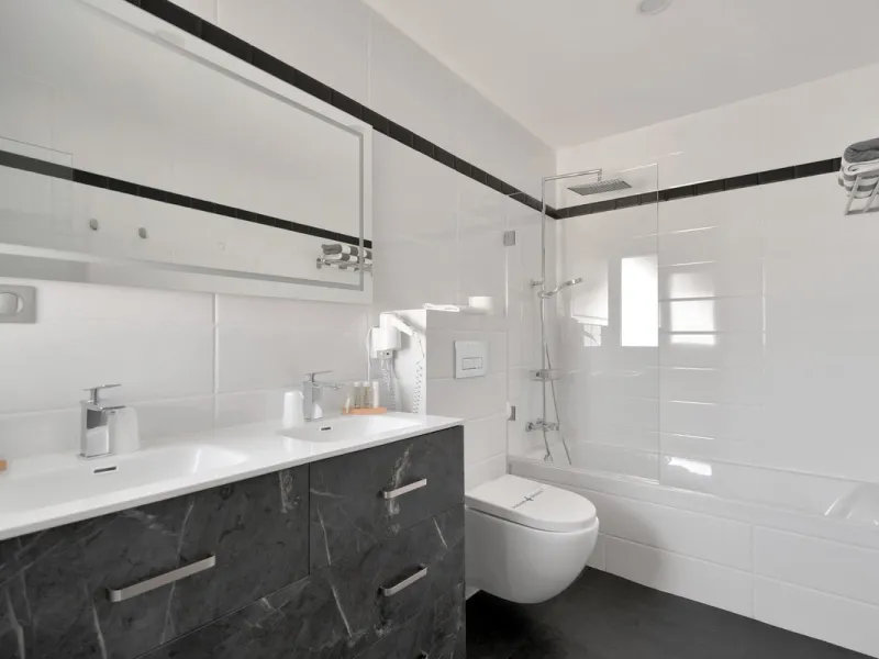 We are thrilled to present a remarkable investment opportunity: a magnificent villa converted into a boutique hotel with tourist licence, just 50 meters from the beach. This property features 16 soundproofed, en-suite rooms, all fully equipped and recentl