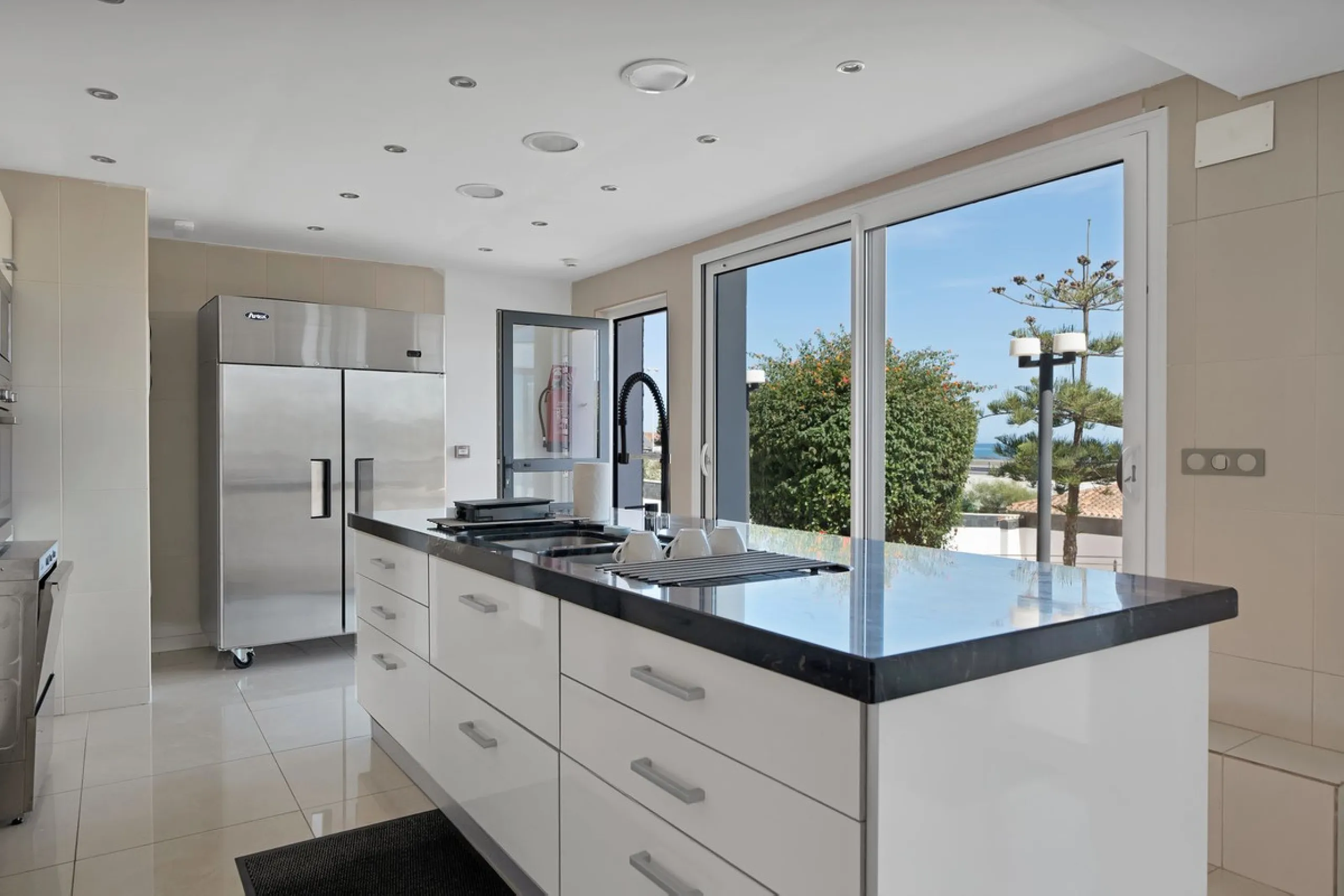 We are thrilled to present a remarkable investment opportunity: a magnificent villa converted into a boutique hotel with tourist licence, just 50 meters from the beach. This property features 16 soundproofed, en-suite rooms, all fully equipped and recentl