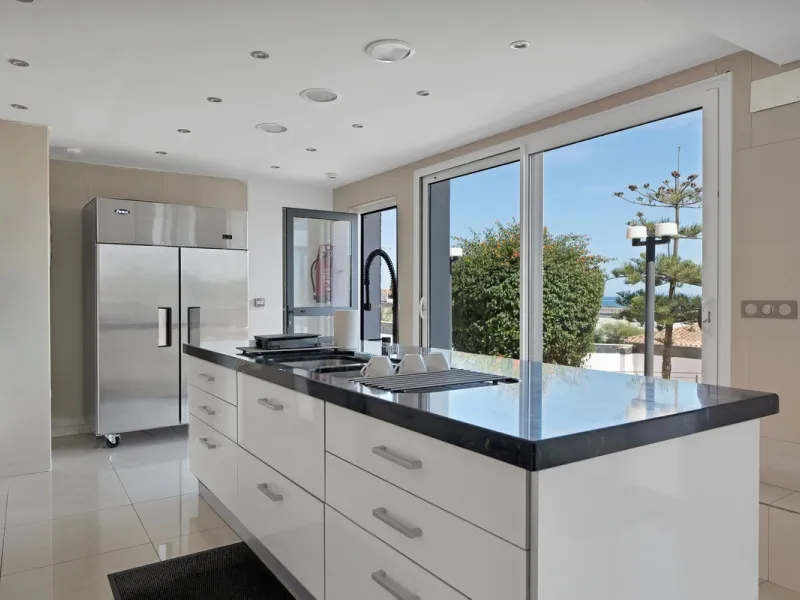 We are thrilled to present a remarkable investment opportunity: a magnificent villa converted into a boutique hotel with tourist licence, just 50 meters from the beach. This property features 16 soundproofed, en-suite rooms, all fully equipped and recentl