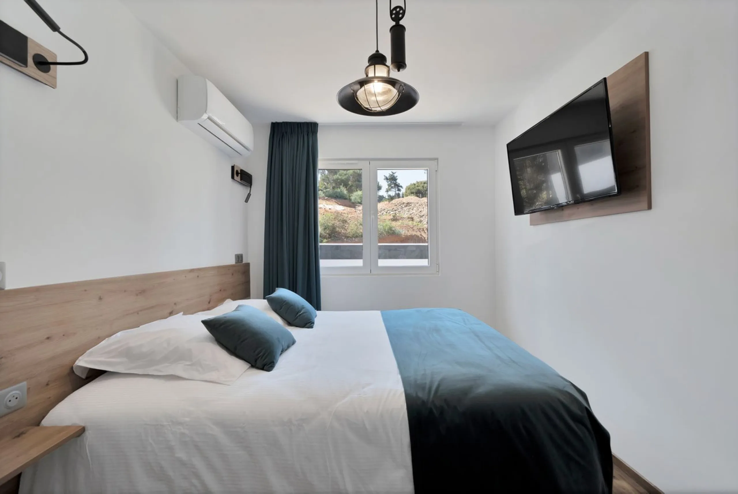 We are thrilled to present a remarkable investment opportunity: a magnificent villa converted into a boutique hotel with tourist licence, just 50 meters from the beach. This property features 16 soundproofed, en-suite rooms, all fully equipped and recentl