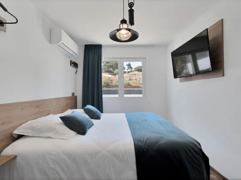 We are thrilled to present a remarkable investment opportunity: a magnificent villa converted into a boutique hotel with tourist licence, just 50 meters from the beach. This property features 16 soundproofed, en-suite rooms, all fully equipped and recentl