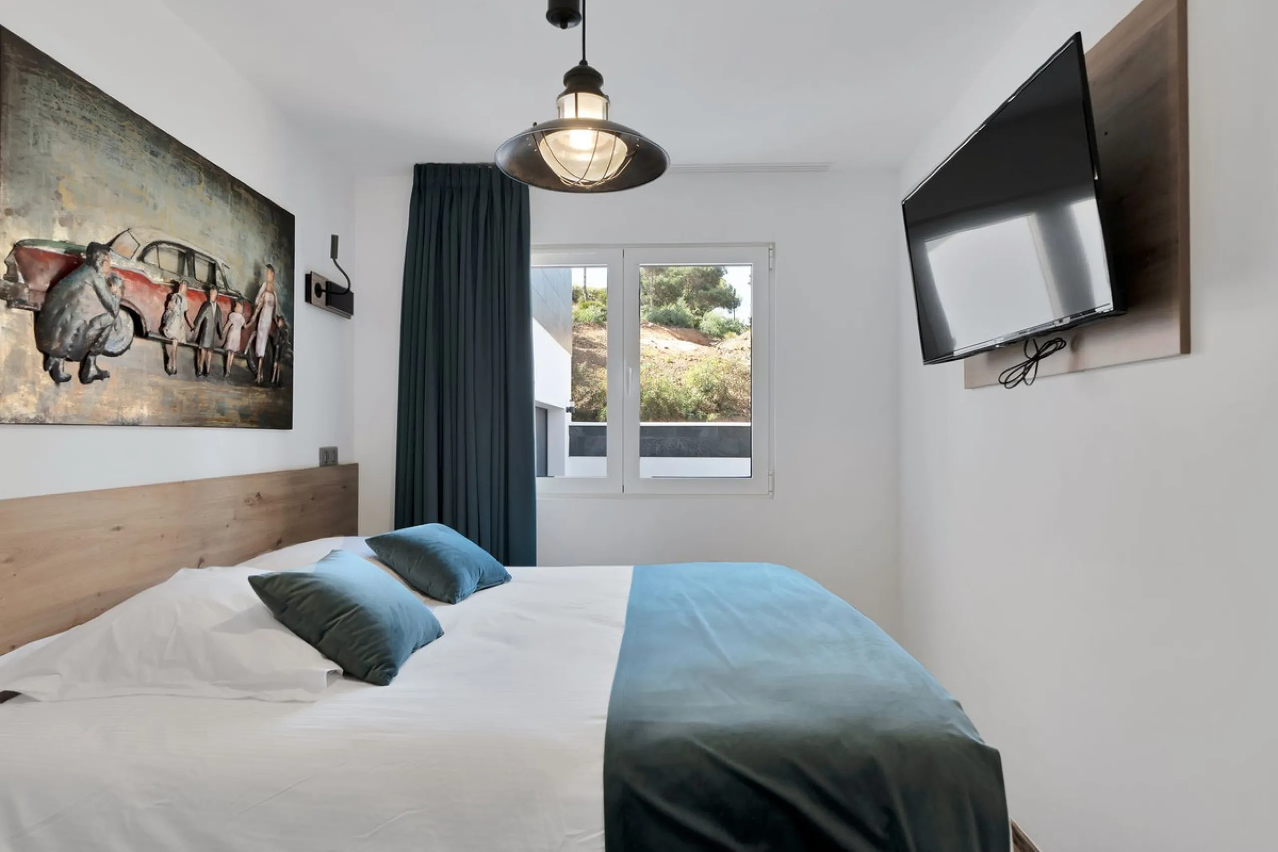 We are thrilled to present a remarkable investment opportunity: a magnificent villa converted into a boutique hotel with tourist licence, just 50 meters from the beach. This property features 16 soundproofed, en-suite rooms, all fully equipped and recentl