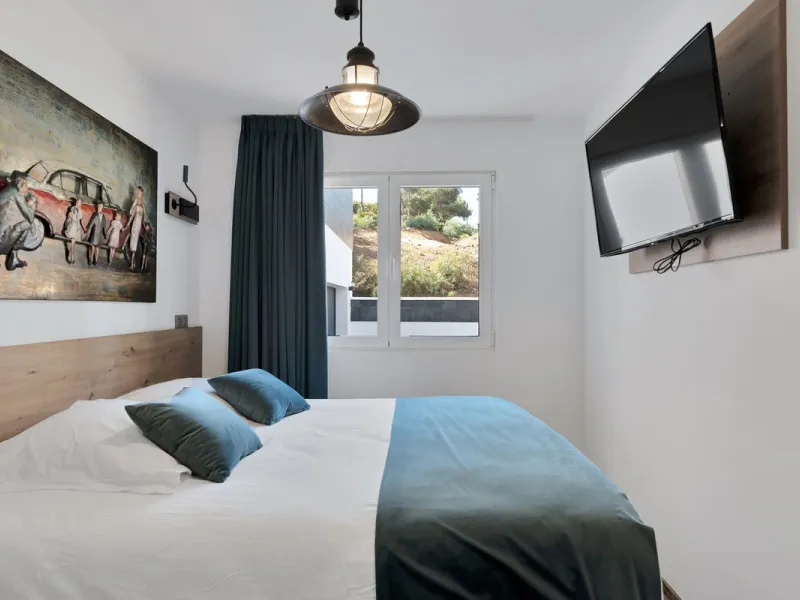 We are thrilled to present a remarkable investment opportunity: a magnificent villa converted into a boutique hotel with tourist licence, just 50 meters from the beach. This property features 16 soundproofed, en-suite rooms, all fully equipped and recentl