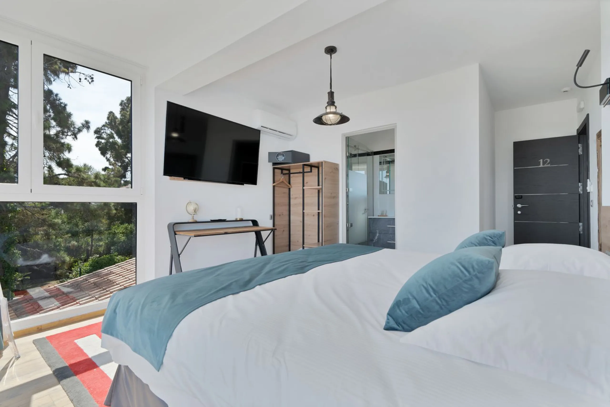 We are thrilled to present a remarkable investment opportunity: a magnificent villa converted into a boutique hotel with tourist licence, just 50 meters from the beach. This property features 16 soundproofed, en-suite rooms, all fully equipped and recentl
