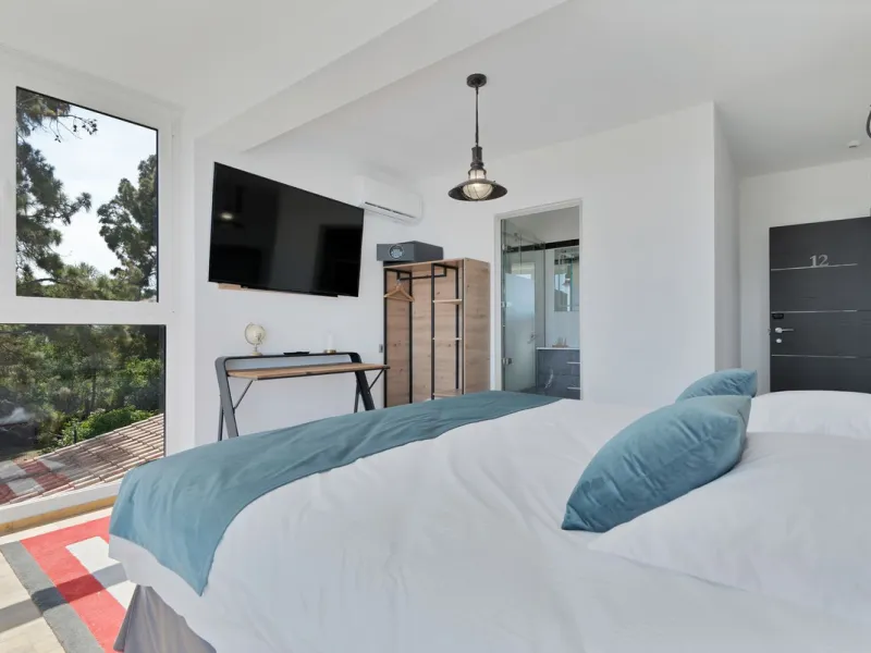 We are thrilled to present a remarkable investment opportunity: a magnificent villa converted into a boutique hotel with tourist licence, just 50 meters from the beach. This property features 16 soundproofed, en-suite rooms, all fully equipped and recentl