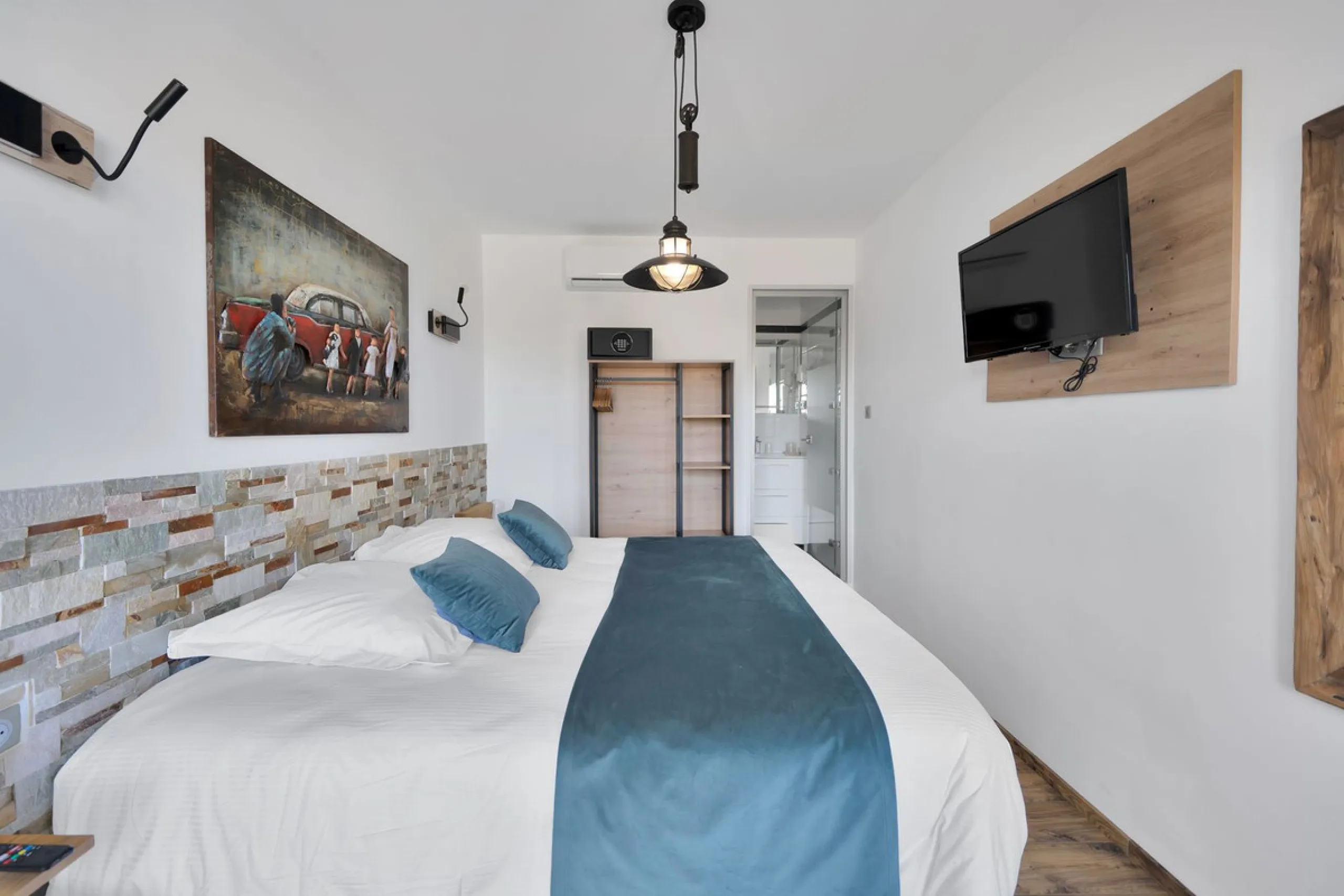 We are thrilled to present a remarkable investment opportunity: a magnificent villa converted into a boutique hotel with tourist licence, just 50 meters from the beach. This property features 16 soundproofed, en-suite rooms, all fully equipped and recentl
