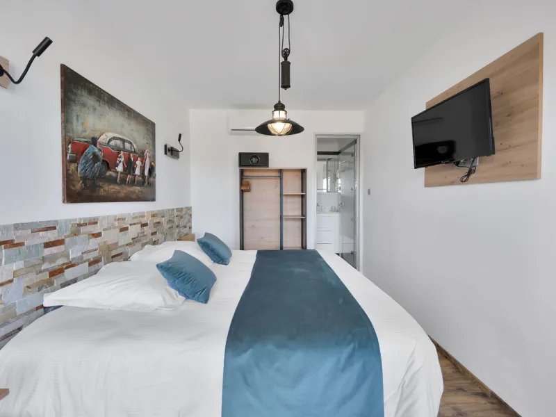 We are thrilled to present a remarkable investment opportunity: a magnificent villa converted into a boutique hotel with tourist licence, just 50 meters from the beach. This property features 16 soundproofed, en-suite rooms, all fully equipped and recentl