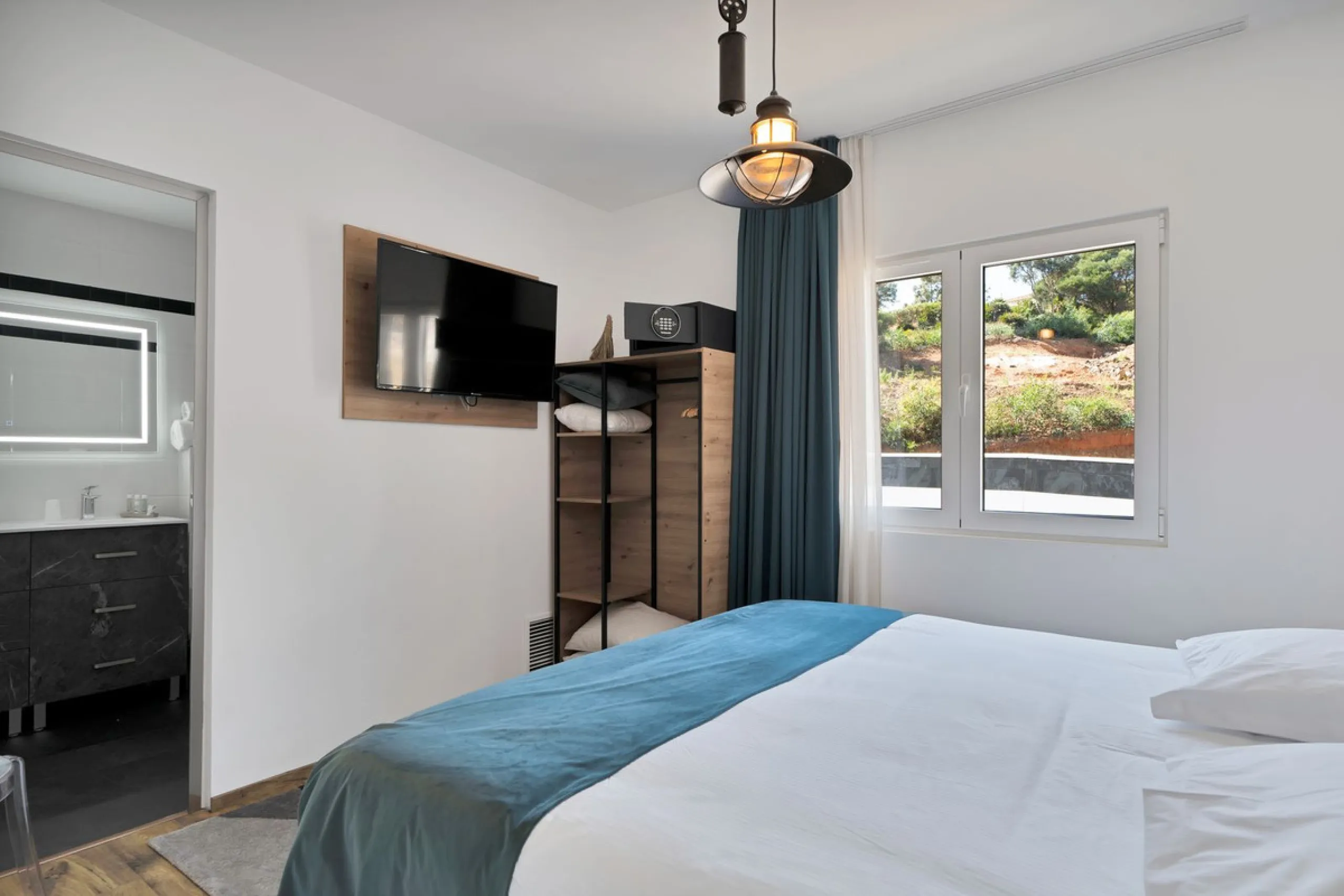 We are thrilled to present a remarkable investment opportunity: a magnificent villa converted into a boutique hotel with tourist licence, just 50 meters from the beach. This property features 16 soundproofed, en-suite rooms, all fully equipped and recentl