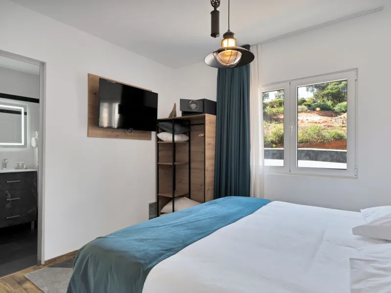 We are thrilled to present a remarkable investment opportunity: a magnificent villa converted into a boutique hotel with tourist licence, just 50 meters from the beach. This property features 16 soundproofed, en-suite rooms, all fully equipped and recentl
