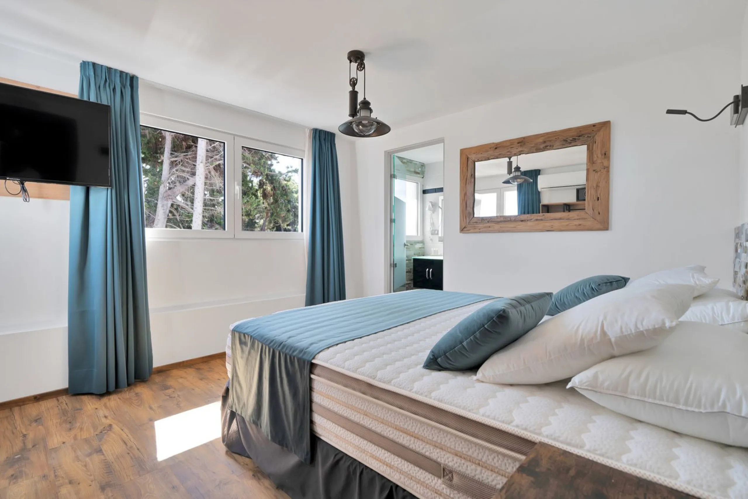 We are thrilled to present a remarkable investment opportunity: a magnificent villa converted into a boutique hotel with tourist licence, just 50 meters from the beach. This property features 16 soundproofed, en-suite rooms, all fully equipped and recentl