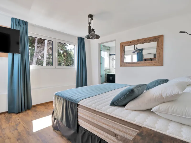 We are thrilled to present a remarkable investment opportunity: a magnificent villa converted into a boutique hotel with tourist licence, just 50 meters from the beach. This property features 16 soundproofed, en-suite rooms, all fully equipped and recentl