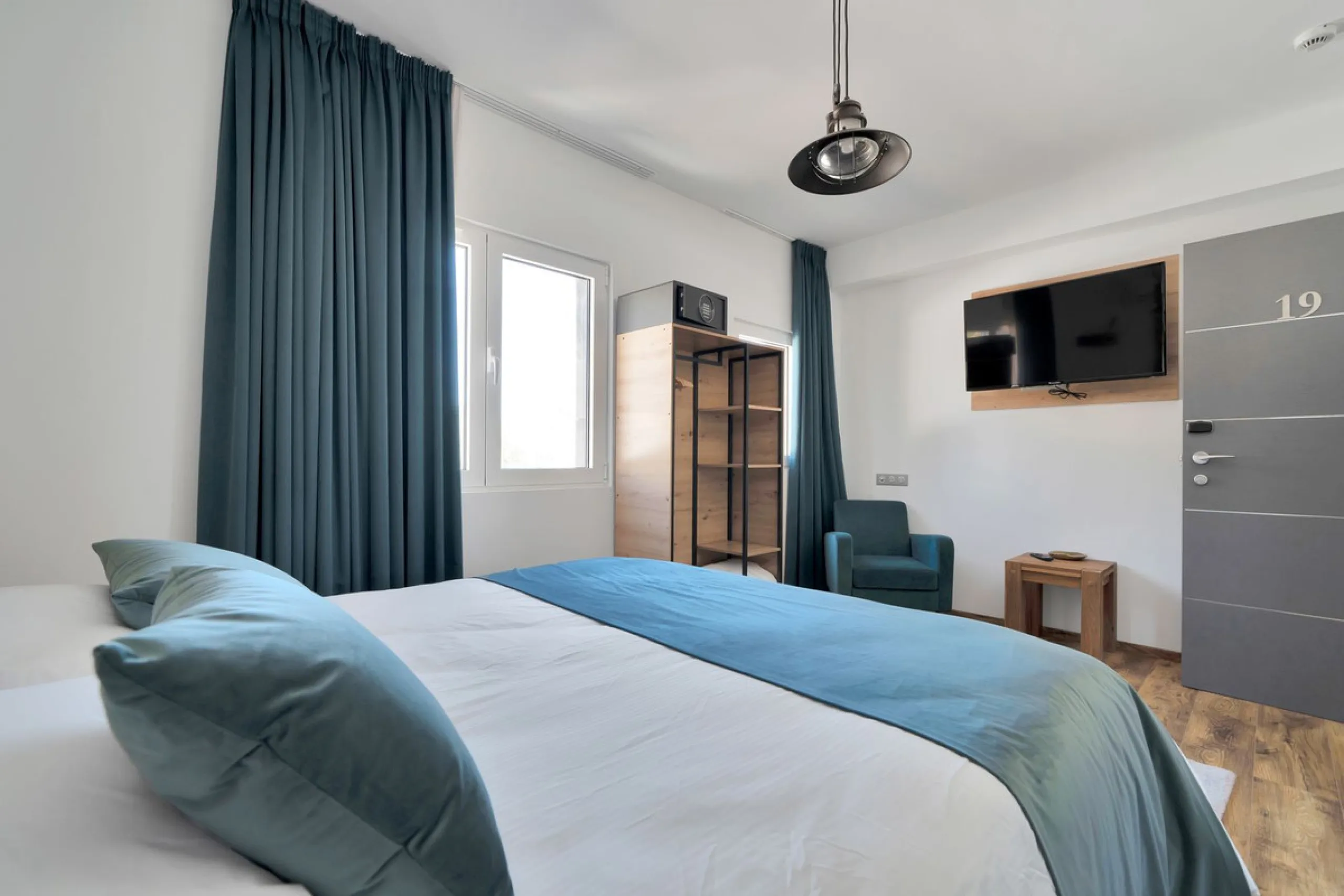 We are thrilled to present a remarkable investment opportunity: a magnificent villa converted into a boutique hotel with tourist licence, just 50 meters from the beach. This property features 16 soundproofed, en-suite rooms, all fully equipped and recentl