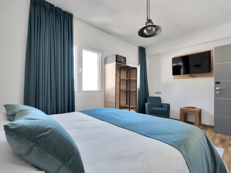We are thrilled to present a remarkable investment opportunity: a magnificent villa converted into a boutique hotel with tourist licence, just 50 meters from the beach. This property features 16 soundproofed, en-suite rooms, all fully equipped and recentl