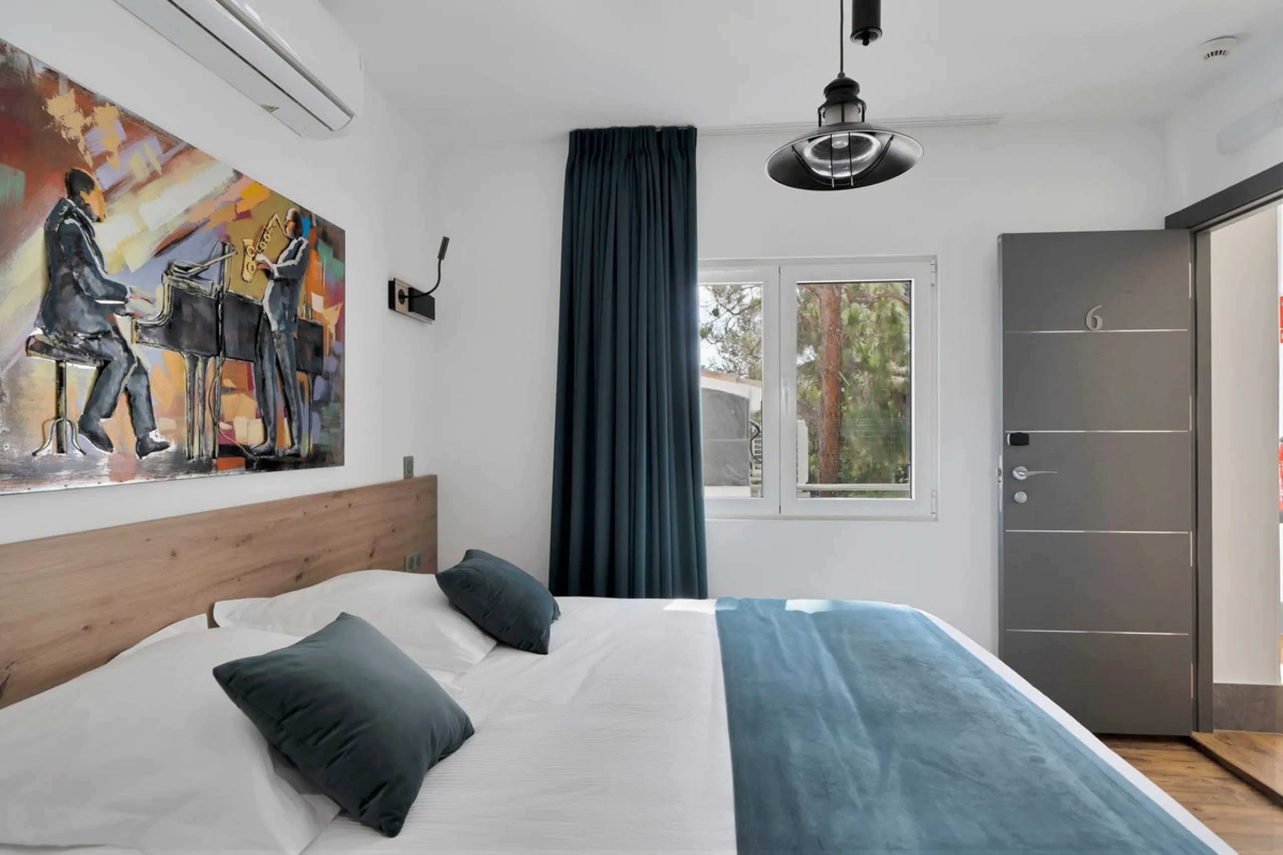 We are thrilled to present a remarkable investment opportunity: a magnificent villa converted into a boutique hotel with tourist licence, just 50 meters from the beach. This property features 16 soundproofed, en-suite rooms, all fully equipped and recentl