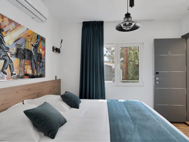 We are thrilled to present a remarkable investment opportunity: a magnificent villa converted into a boutique hotel with tourist licence, just 50 meters from the beach. This property features 16 soundproofed, en-suite rooms, all fully equipped and recentl