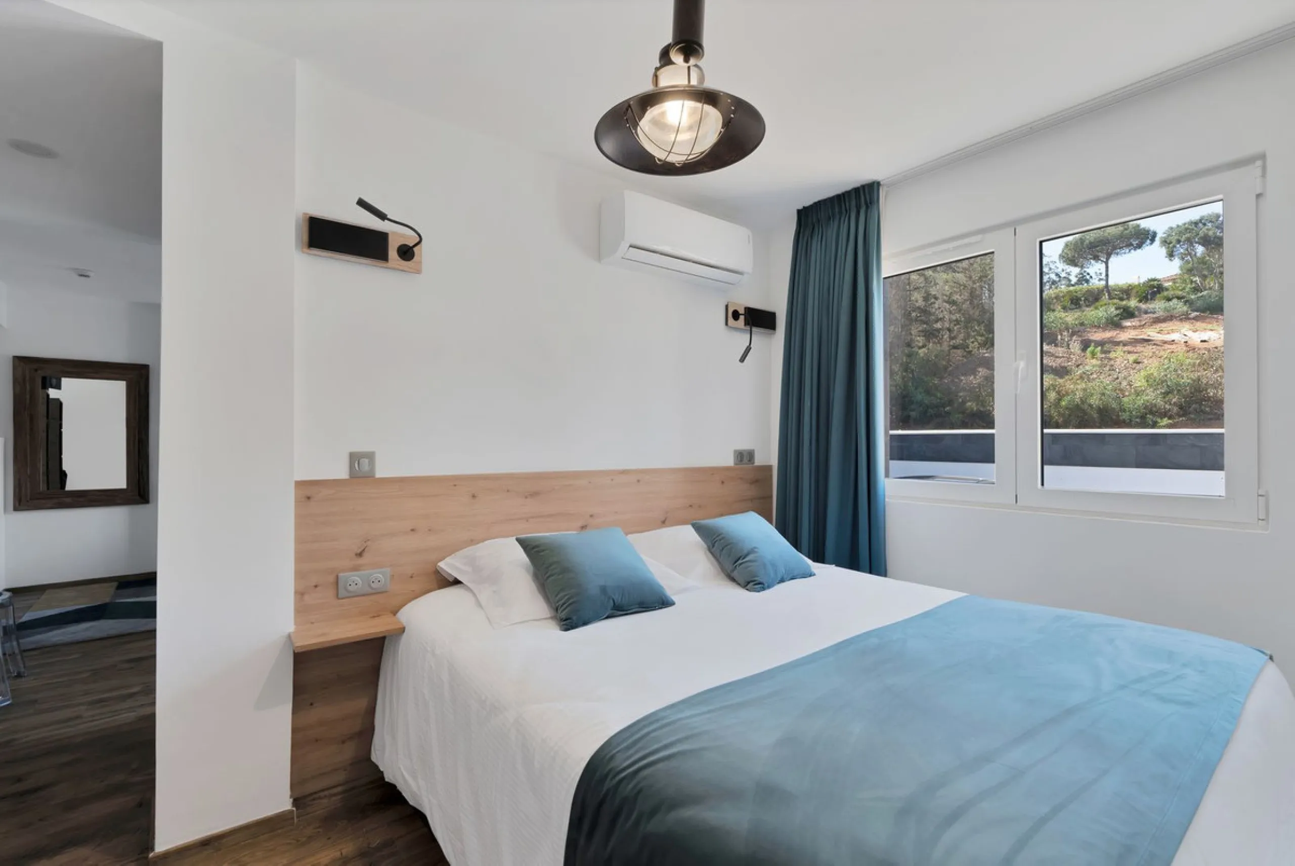 We are thrilled to present a remarkable investment opportunity: a magnificent villa converted into a boutique hotel with tourist licence, just 50 meters from the beach. This property features 16 soundproofed, en-suite rooms, all fully equipped and recentl