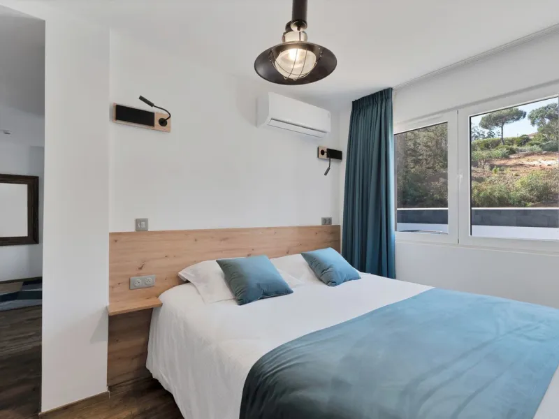 We are thrilled to present a remarkable investment opportunity: a magnificent villa converted into a boutique hotel with tourist licence, just 50 meters from the beach. This property features 16 soundproofed, en-suite rooms, all fully equipped and recentl