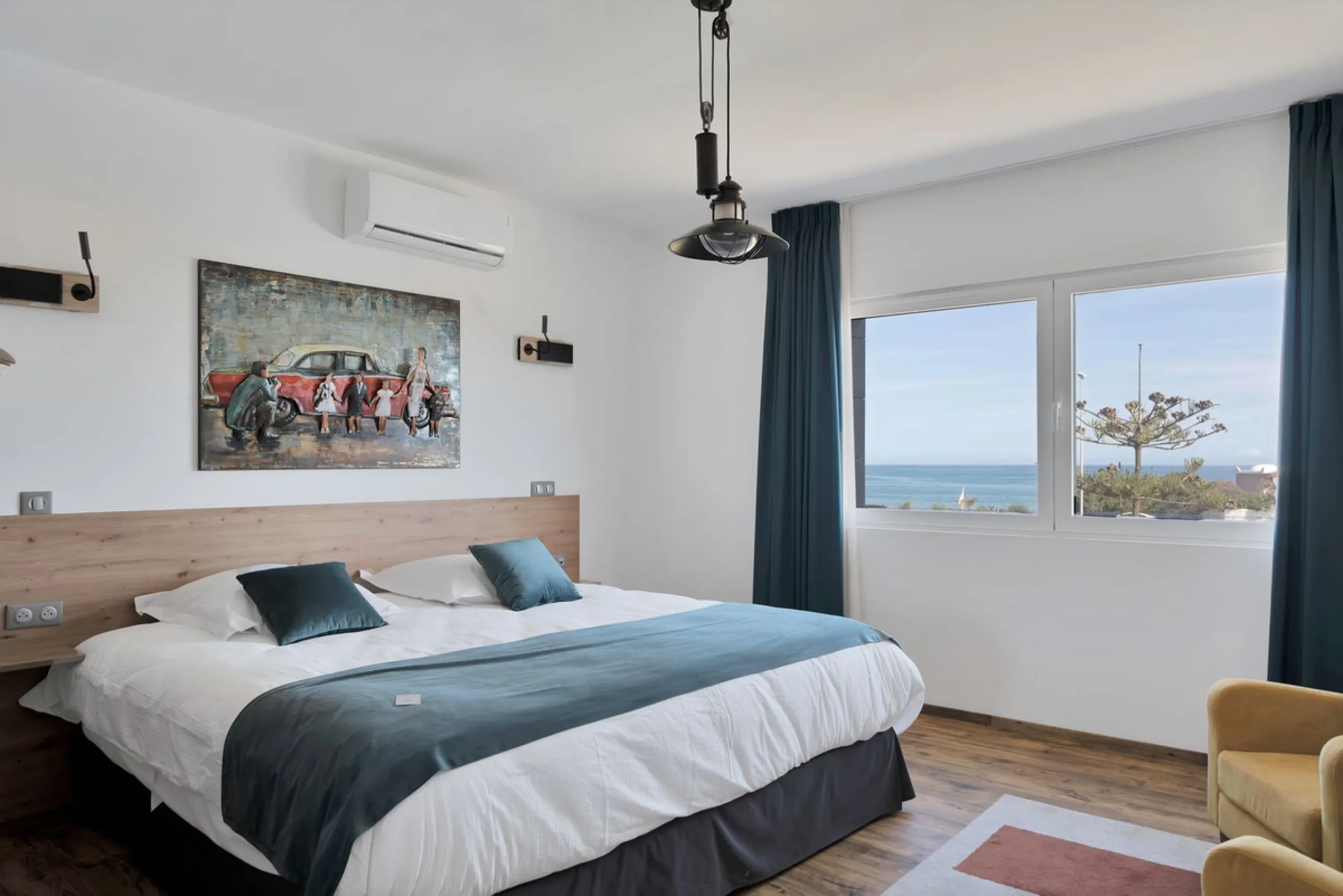 We are thrilled to present a remarkable investment opportunity: a magnificent villa converted into a boutique hotel with tourist licence, just 50 meters from the beach. This property features 16 soundproofed, en-suite rooms, all fully equipped and recentl